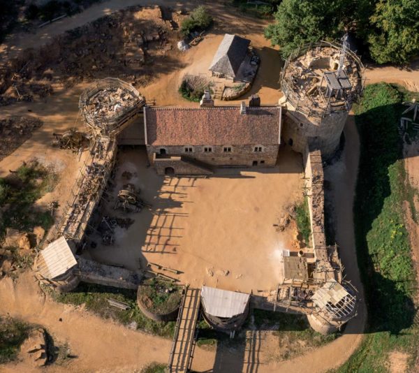 Un chateau fort se construit depuis plus de 20 ans en Bourgogne