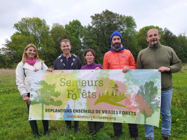 L'association Semeurs de forêts, créée en 2019 à Enghien-les-Bains (Vald’Oise) acquière des terrains inexploités pour y planter des forêts perpétuelles de 20 à 40 essences adaptées aux territoires.
