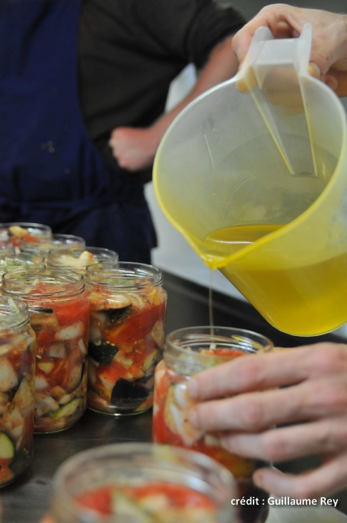 Le Bateleur, une association qui transforme depuis 2011 les fruits et légumes locaux en une soixantaine de recettes : tartinades, sauces, plats, compotes, sirops...