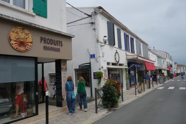 Pour inciter les habitants à faire leurs achats dans les centres-bourgs, l’association des commerçants de l’Île d’Oléron, a créée une carte de fidélité multicommerces.