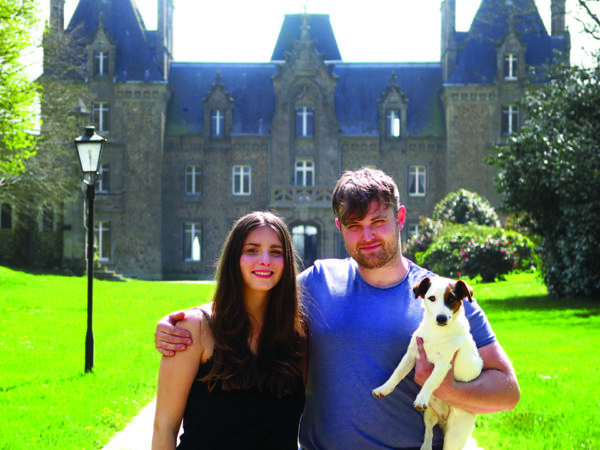 Gwendoline et Billy ont tout quitté pour s’installer au château de la Basmaignée en Mayenne. Un pari fou dans une propriété à rénover complètement.