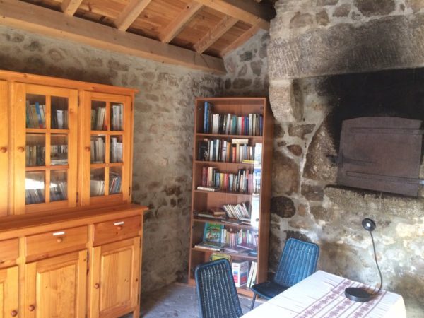 Une habitante de la campagne lozérienne a transformé un ancien four banal en bibliofour, sorte de grande boîte à livres.