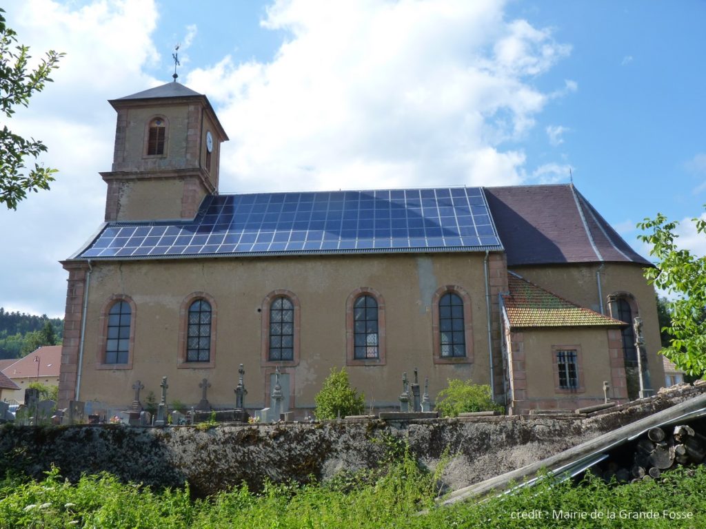 Des panneaux solaires coiffent l’église de la Grande Fosse, dans les Vosges.