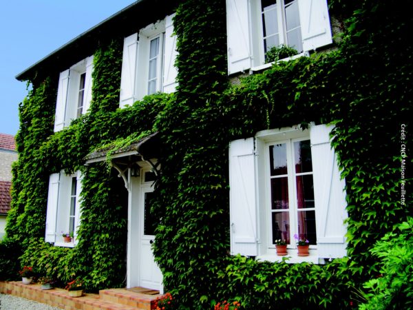 La maison Feuillette, bâtie en 1920 à Montargis (Loiret), est la plus ancienne construction européenne composée d’une ossature bois avec remplissage en paille.