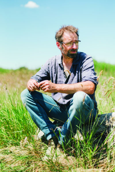 Le paysagiste Eric Lenoir, auteur du Petit traité du jardin punk, dans son jardin expérimental à Volgré (Yonne).