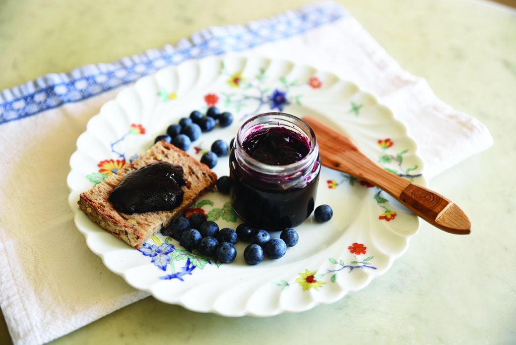 Prunelle : à cueillir à l'automne pour faire liqueur et confiture