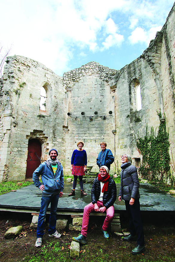Dans le Luberon, Montjustin vit depuis dix ans une nouvelle révolution. Des jeunes ont ouvert un café associatif et une brasserie artisanale avant d’emporter la mairie en 2020.