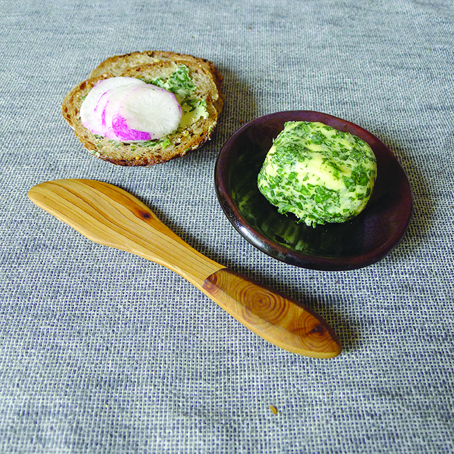 Avec son délicat parfum d'ail, l'alliaire officinal fait partie des basiques de la cuisine sauvage. Ici, le beurre d'alliaire.
