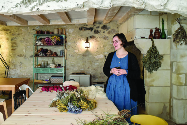 Doriane Chagot a créé un atelier de teinture végétale et deux jolies chambres d’hôtes dans un hameau de la campagne angevine.