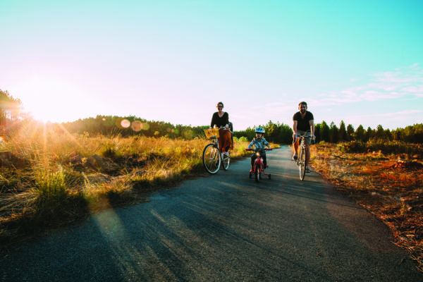A la campagne, Le vélo redevient un moyen de transport économique et écologique pour aller travailler, faire ses courses ou amener ses enfants à l'école.