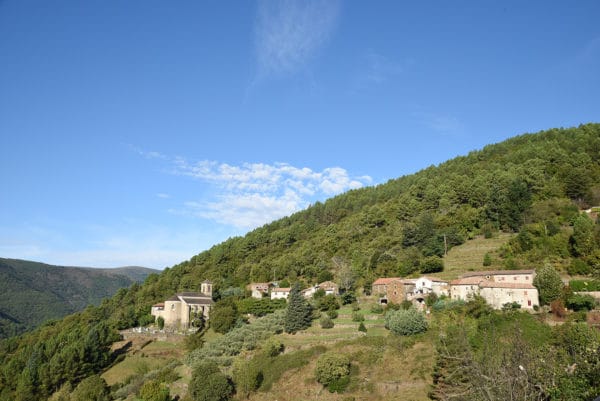 Le village de Saint Mélany, accroché à la montagne cévenole