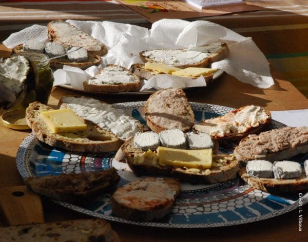 Assiette et plateau de fromage sur une table.