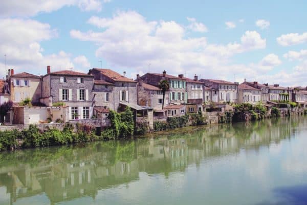 Située en bordure de la rivière Charente, Saint-Savinien-sur-Charente est une cité de 2 500 âmes de la Saintonge romane.