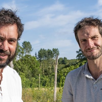 Sylvain et Antoine cultivent des plantes aromatiques et créent des produits cosmétiques.