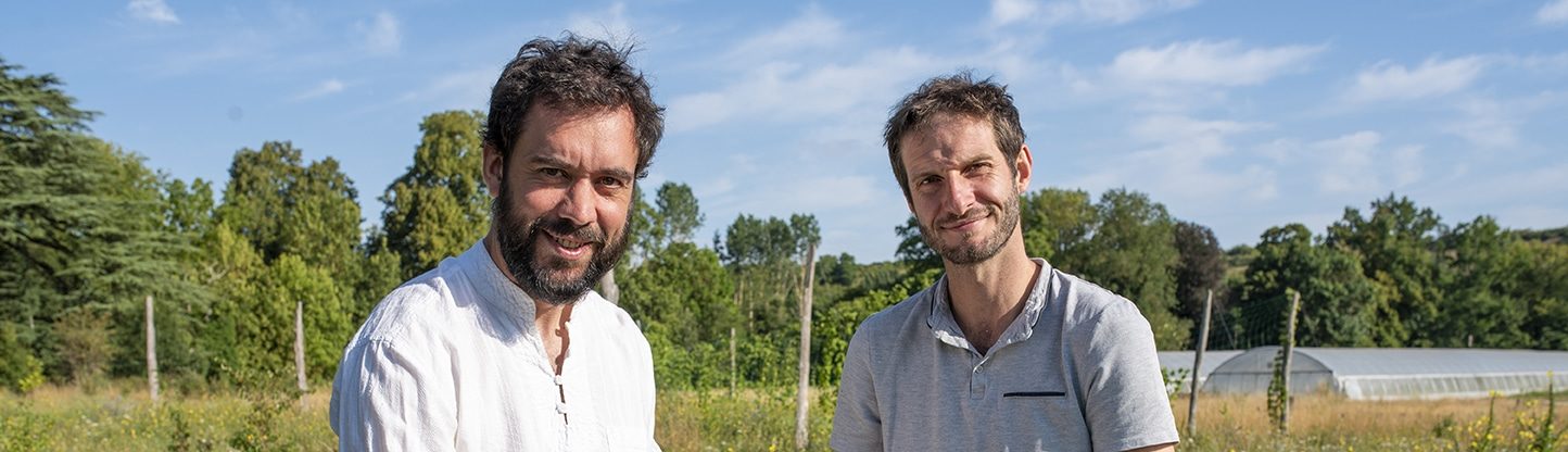 Sylvain et Antoine cultivent des plantes aromatiques et créent des produits cosmétiques.