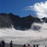 Vue d'un glacier et de touristes devant.