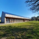 2022, La Lande-Chasles (120 hab.) inaugurait l’installation de 145 panneaux photovoltaïques sur le toit de sa salle communale.