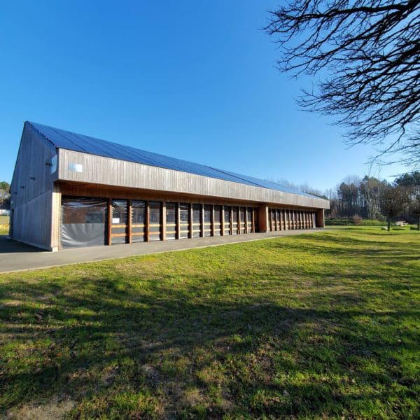 2022, La Lande-Chasles (120 hab.) inaugurait l’installation de 145 panneaux photovoltaïques sur le toit de sa salle communale.