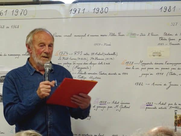 La petite salle des fêtes de Sainte-Honorine-La- Guillaume est pleine à craquer en cette soirée printanière et pluvieuse. Le maire accueille les participants.