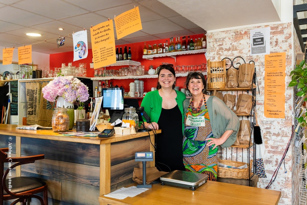 Fabienne Kermac (à droite) tient, avec l’aide d’une salariée et de nombreux bénévoles, le bistrot-épicerie-tiers-lieu de Tréhou.