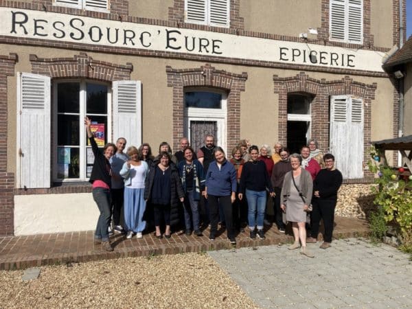 Façade et bénévoles devant l'épicerie la Ressourc'Eure