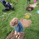 Des enfants marchent pieds nus dans la nature