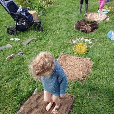 Des enfants marchent pieds nus dans la nature
