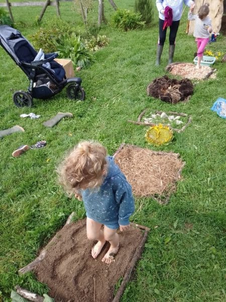 Des enfants marchent pieds nus dans la nature