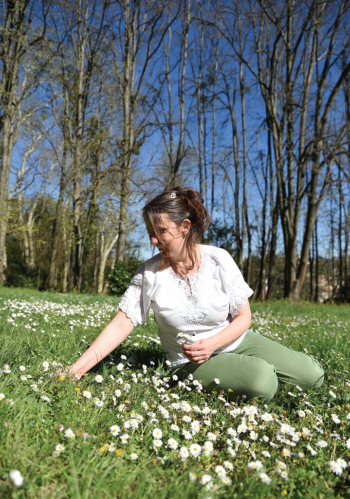 La pâquerette est l’une des premières plantes à fleurir à la fin de l’hiver. Et surprise, elle est parfaitement comestible.