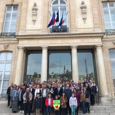 Des habitants de la Lande-Chasles devant l'Elysée
