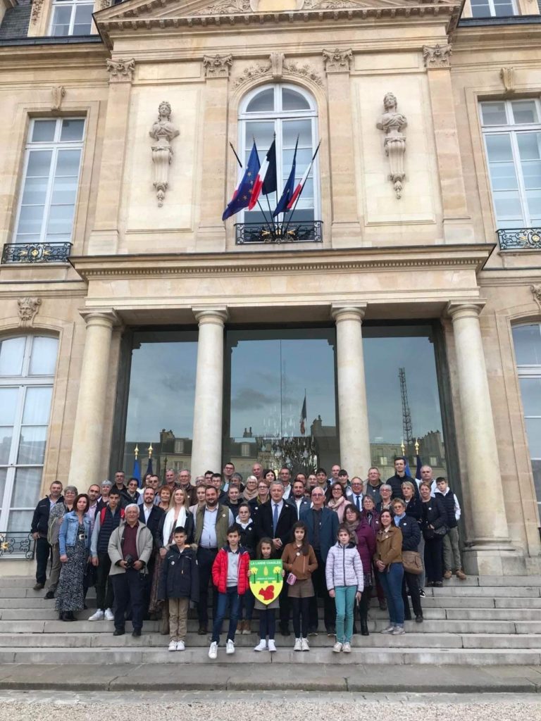 Des habitants de la Lande-Chasles devant l'Elysée