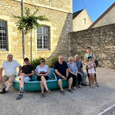 Dans le Jura, la commune de Choisey végétalise son parvis historique avec un banc nouvelle génération alimenté par l'eau de pluie