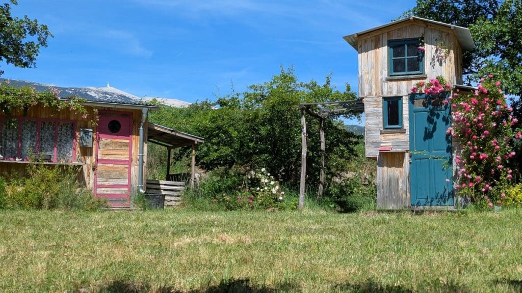 Le vaste jardin de la Roseraie de Gérenton, située à Bédouin au pied du Mont Ventoux,