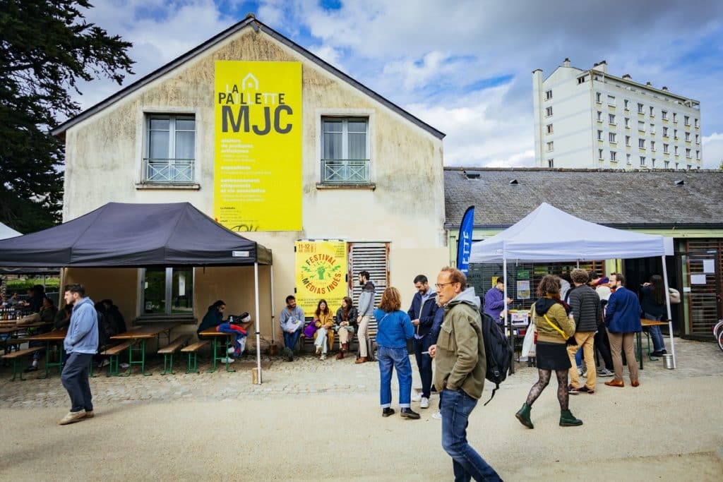 Village et l'association des lecteurs présents au 1er salon des médias indépendants, organisé à Rennes en avril 2026