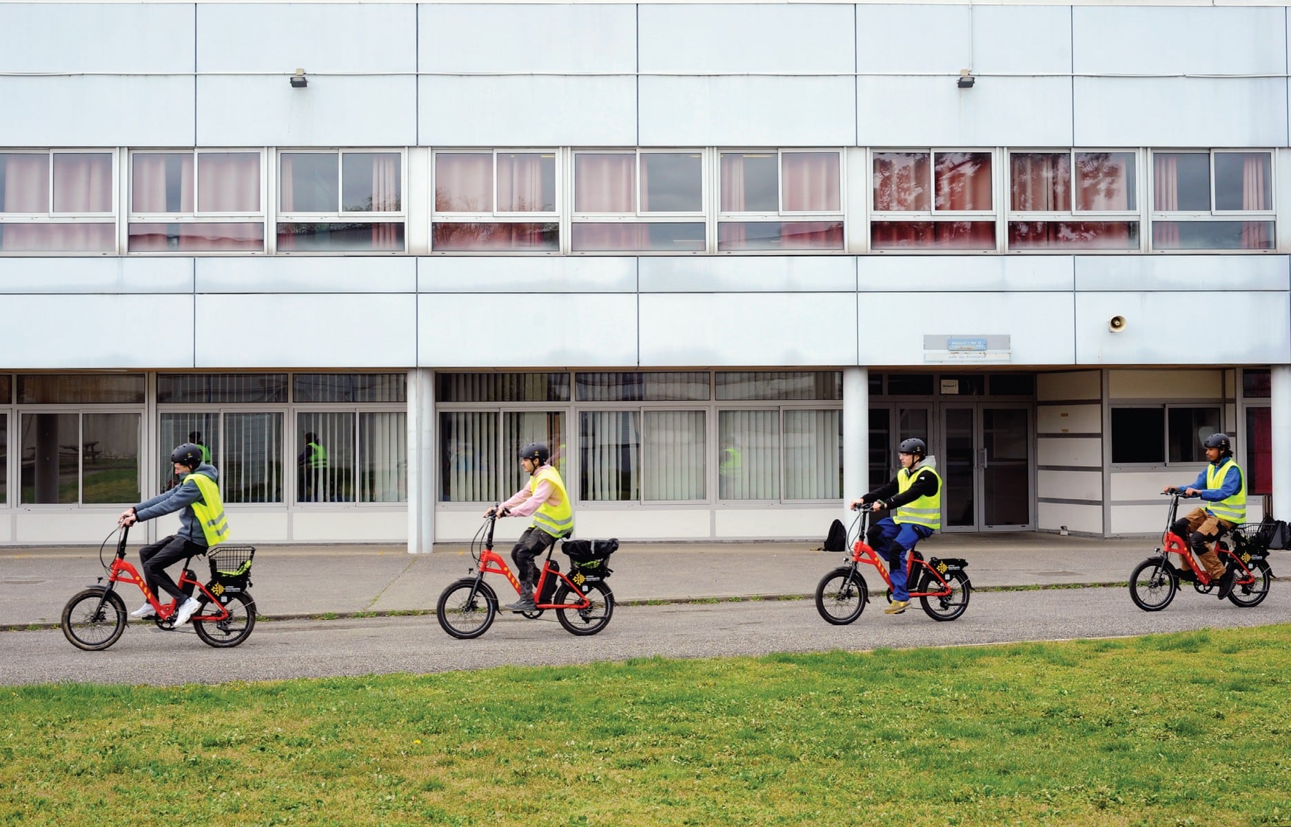 La campagne entre en selle, un dossier du numéro de Village de l'été