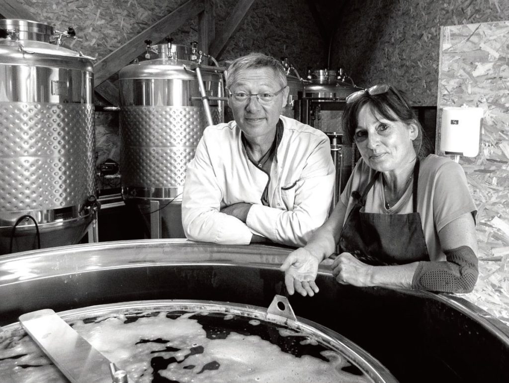 Face à l’inflation et la saturation du marché, les brasseries artisanales, motrices dans la vie des communes, doivent se réinventer.