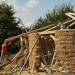 Des ateliers pour apprendre à construire des yourtes en paille