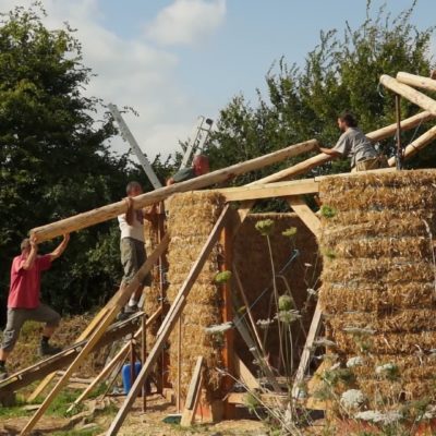 Des ateliers pour apprendre à construire des yourtes en paille