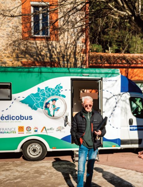 Dans les Pyrénées-Orientales, un cabinet médical nomade soigne les habitants isolés.