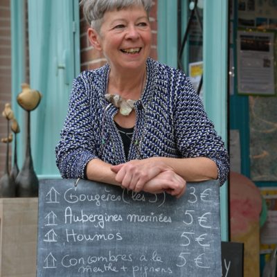 Le Maquis de Vareilles cherche un repreneur. Ce lieu hybride qui fait tout à la fois café, restaurant, épicerie de produits locaux et équitables, librairie, brocante et salle de concerts
