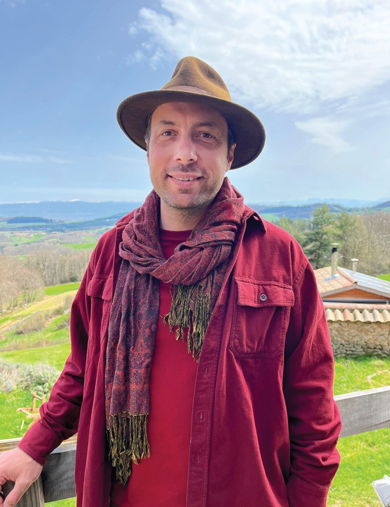 Adrien Naud nous présente Romain Guilbaud, l’un des membres fondateurs de l’éco-lieu Grain&Sens, en Ardèche.